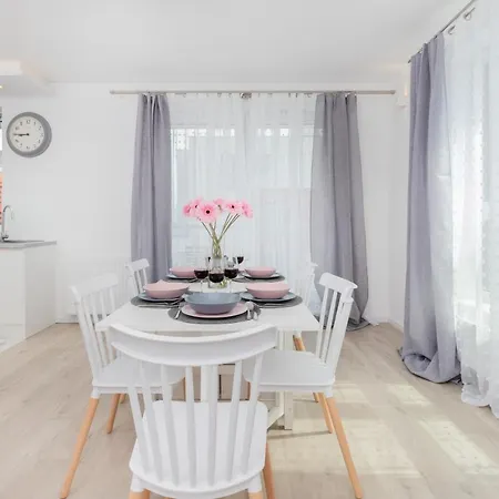 Garnizon For 6 Guests With Parking & Balcony By Renters Apartament