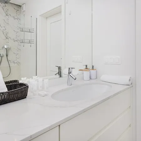 Garnizon For 6 Guests With Parking & Balcony By Renters Apartament *